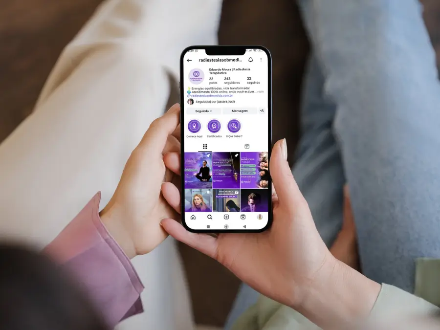 Pessoas segurando celular com o perfil Radiestesia Sob Medida no Instagram, com foco em terapias e equilíbrio energético